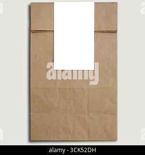 Un sacchetto di carta marrone comune con un'area di etichette vuota per la personalizzazione o il branding. Foto Stock