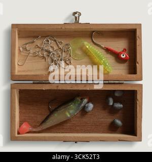 Vista realistica della cassa in legno del peschereccio isolata su sfondo semplice , adatta per il miglioramento degli elementi del progetto. Foto Stock