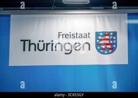Monaco di Baviera, Germania - 9 settembre 2025: Bandiera dello Stato libero di Turingia con stemma alla IAA Mobility. *** Banner des Freistaats Thüringen mit Wappen auf der IAA Mobility. Foto Stock