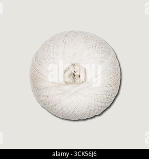 Sfera di iuta isolata su sfondo semplice , l'elemento può essere utilizzato per progetti di progettazione. Foto Stock