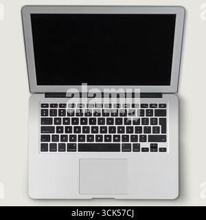 Un notebook color argento con schermo aperto e tastiera, pronto per l'uso. Foto Stock