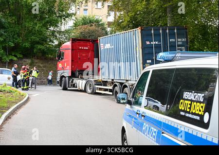 Leisnig - LKW bleibt in enger Kurve auf Johannistalstraße in Leisnig hängen: Feuerwehr zieht LKW aus der Patsche 05.09.2025 gegen 14 Uhr Leipzig, Johannistalstraße/Jahnstraße Wegen der Sperrung der Muldebrücke bei Fischendorf führt der Umleitungsverkehr derzeit auch für Lastwagen durch die Leisniger Innenstadt über die steile Johannistalstraße. AM Donnerstagmittag ist dort gegen 14 Uhr ein ausländischer LKW-Fahrer mit einem Containeraufleger in Schwierigkeiten geraten. Beim Rückwärtsrangieren in einer engen Kurve kam der LKW von der Fahrbahn ab, überfuhr einen Bordstein und blieb im Gebüsch hä Foto Stock
