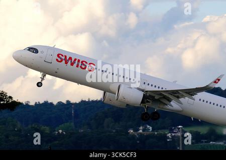 Aerei all'aeroporto di Zurigo - l'Airbus svizzero A321-271NX (HB-JPA) decolla dall'aeroporto di Zurigo Foto Stock