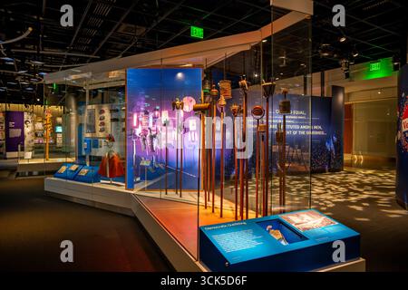 Smithsonian National Museum of American History Washington DC // WASHINGTON DC — manufatti legati alle campagne politiche del XIX secolo, tra cui torce e mantelle, sono esposti nella mostra American Democracy: A Great Leap of Faith allo Smithsonian National Museum of American History. La mostra esplora la partecipazione dei cittadini, il dibattito e il compromesso negli Stati Uniti dalla sua formazione fino ai giorni nostri. La sezione "allestimento democratico" evidenzia come le campagne politiche abbiano incorporato tradizioni popolari come le parate del 4 luglio per mobilitare gli elettori. Questi occhiali, featur Foto Stock