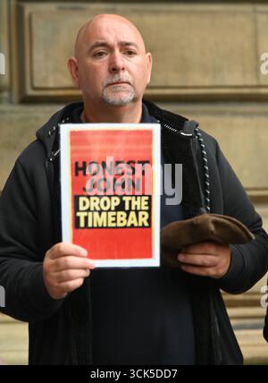 Regno Unito: Protesta Eljamel Inquiry, Edimburgo a Waverley Gate a Edimburgo, Scozia il 10 settembre 2025 protesta Eljamel Inquiry, Edimburgo a Waverley Gate a Edimburgo, Scozia, il 10 settembre 2025 nella foto: Jules Rose, ex paziente, è stato raggiunto da una serie di altri ex pazienti Theresa Mullet, Karen Walker, Grace Williams, Dawn Harris, Charlie Huddal e Martin McFee per protestare fuori dal luogo dell'inchiesta Eljamel udienza preliminare si sta a Waverley Gate il mercoledì. I pazienti si aspettavano anche di protestare all'esterno poco prima dell'inizio dell'evento. L'inchiesta Eljamel è una Scott Foto Stock