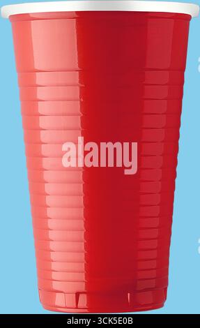 Una tazza di plastica rossa comunemente utilizzata per le bevande alle feste e alle riunioni. Foto Stock