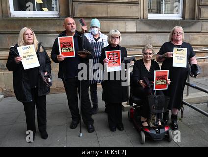 Regno Unito: Protesta Eljamel Inquiry, Edimburgo a Waverley Gate a Edimburgo, Scozia il 10 settembre 2025 protesta Eljamel Inquiry, Edimburgo a Waverley Gate a Edimburgo, Scozia, il 10 settembre 2025 nella foto: Jules Rose, ex paziente, è stato raggiunto da una serie di altri ex pazienti Theresa Mullet, Karen Walker, Grace Williams, Dawn Harris, Charlie Huddal e Martin McFee per protestare fuori dal luogo dell'inchiesta Eljamel udienza preliminare si sta a Waverley Gate il mercoledì. I pazienti si aspettavano anche di protestare all'esterno poco prima dell'inizio dell'evento. L'inchiesta Eljamel è una Scott Foto Stock