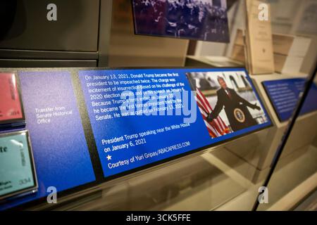 Smithsonian National Museum of American History Trum Impoachment // WASHINGTON DC — una mostra allo Smithsonian National Museum of American History descrive il secondo impeachment di Donald Trump il 13 gennaio 2021, per incitamento all'insurrezione relativo ai risultati delle elezioni del 2020 e al suo discorso il 6 gennaio. Quando il suo mandato terminò il 20 gennaio, Trump divenne il primo ex presidente ad essere processato dal Senato, dove fu assolto il 13 febbraio 2021. Questa mostra è un testo rivisto come visto il 9 settembre 2025. Foto Stock