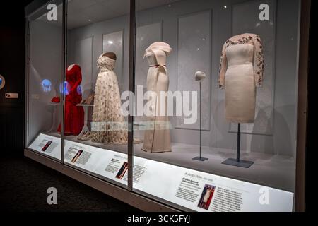 Smithsonian National Museum of American History inaugura Gowns Washington DC // WASHINGTON DC — lo Smithsonian National Museum of American History espone abiti inaugurali indossati da quattro First Ladies: Laura Welch Bush, Michelle Robinson Obama, Melania Trump e Jill Jacobs Biden. La mostra mostra mostra gli abiti e i dettagli delle iniziative e dei lasciti di ogni First Lady durante il loro soggiorno alla Casa Bianca. L'abito del 2001 di Laura Bush era una creazione in pizzo Chantilly rosso rubino, mentre l'abito del 2009 di Michelle Obama era un chiffon di seta a una spalla disegnato da Jason Wu. Il vestito 2017 di Melania Trump era una vanill Foto Stock