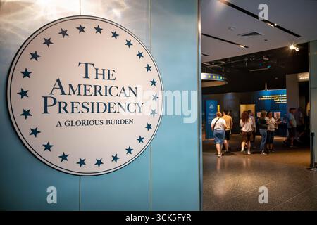 Smithsonian National Museum of American History The American Presidency Washington DC // WASHINGTON DC — The American Presidency Una gloriosa mostra allo Smithsonian National Museum of American History che espone più di 900 oggetti. Questi tesori nazionali, tratti dalle vaste collezioni presidenziali dello Smithsonian, illuminano il ruolo della presidenza nella cultura americana. Il museo si trova a Washington DC. Foto Stock