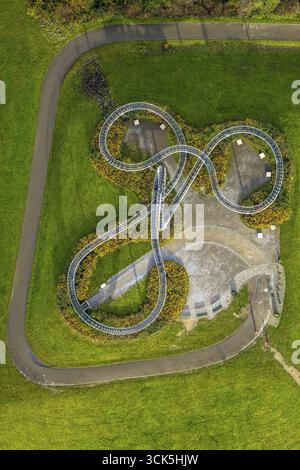 Vista aerea, tiro verticale Tiger & Turtle - opera d'arte vista della montagna magica, parco Heinrich-Hildebrand-Hoehe, circondato da alberi decidui autunnali, Wanh Foto Stock