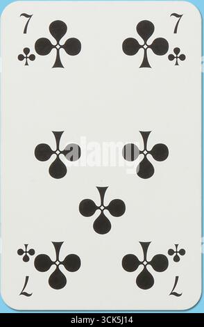 Questa immagine mostra una carta da gioco con il numero sette di club, con simboli neri disposti su uno sfondo bianco. Foto Stock