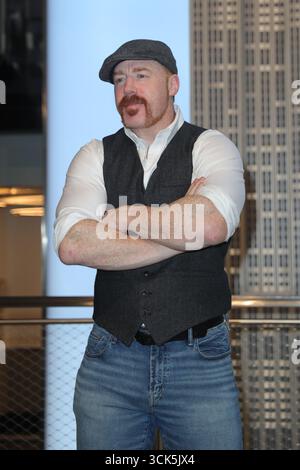 NEW YORK, NY – 9 SETTEMBRE 2025: La superstar della WWE Sheamus visita l'Empire State Building durante il suo viaggio a New York. Il wrestler professionista irlandese ed ex campione WWE ha fatto un'apparizione speciale presso l'iconico monumento, salutando i fan e potendo scattare foto mentre si godeva lo skyline di Manhattan. (Foto: Giada Papini Rampelotto/EuropaNewswire) Foto Stock