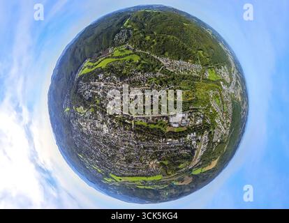 Vista aerea, vista sulla città quartiere Alt-Arnsberg, rovine del castello Arnsberg, Ruhrbogen, globo terrestre, tiro fisheye, colpo a 360 gradi, piccolo mondo, Arnsberg, Saue Foto Stock