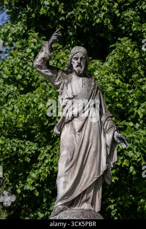Statua di Gesù Cristo, antica scultura in pietra nel cimitero ortodosso nel quartiere Wola di Varsavia, in Polonia. Foto Stock