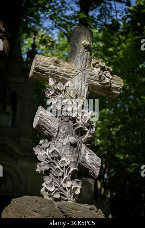 Antica croce di tombestone cristiana ortodossa in pietra nello storico cimitero ortodosso orientale nel quartiere di Wola, nella città di Varsavia in Polonia. Foto Stock
