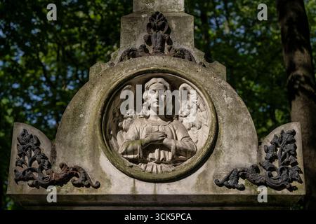 Rilievo di un angelo in un'antica nicchia di lapidi nello storico cimitero cristiano ortodosso nel quartiere Wola della città di Varsavia in Polonia. Foto Stock