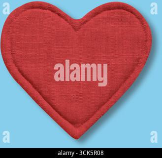 Una forma rossa a forma di cuore cucita che simboleggia l'amore e l'affetto. Foto Stock