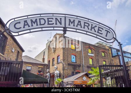 Londra, Regno Unito. 8 agosto 2025. Cartello d'ingresso al mercato di Camden. Crediti: Vuk Valcic / Alamy Foto Stock