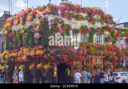 Londra, Regno Unito. 24 agosto 2025. Vista esterna diurna del pub Churchill Arms a Kensington. Crediti: Vuk Valcic / Alamy Foto Stock