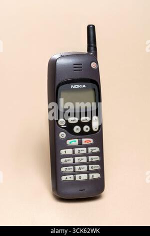 Pavia, Lombardia, Italia - 2 novembre 2024: Vecchio telefono cellulare Nokia 1610 del 1996 con antenna e tastiera fisica, con tecnologia mobile retrò. S Foto Stock