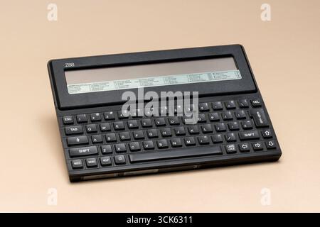 Pavia, Lombardia, Italia - 8 dicembre 2024: Cambridge Z88 notebook by Cambridge computer, Form 1988. L'azienda è stata fondata da Clive Sinclair. Mostrato a Foto Stock