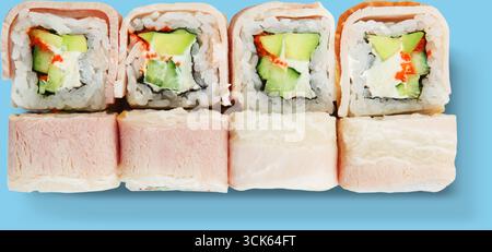 Una vista ravvicinata dei sushi roll con riso, alghe, cetrioli e formaggio spalmabile, che mostrano una deliziosa presentazione del cibo. Foto Stock