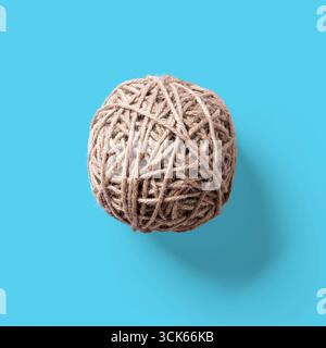 Un rotolo di spago che mostra i suoi strati intricati e strutturati, spesso utilizzati per la creazione, il giardinaggio o vari progetti fai da te. Foto Stock