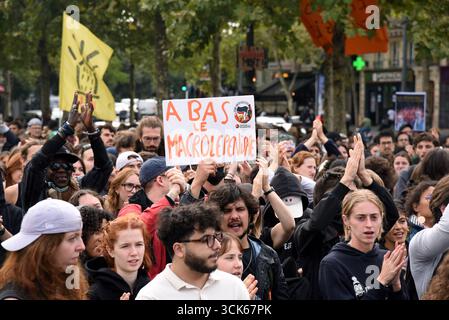 Parigi, Francia. 10 settembre 2025. Dimostrazioni Bloquons Tout a Place de la Republique a Parigi, Francia, il 10 settembre 2025. Foto di Alain Apaydin/ABACAPRESS.COM credito: Abaca Press/Alamy Live News Foto Stock
