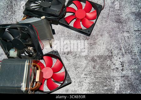 Dall'alto del raffreddatore CPU rosso d'epoca, chiamato anche ventola di raffreddamento per PC posizionata sulla superficie Foto Stock