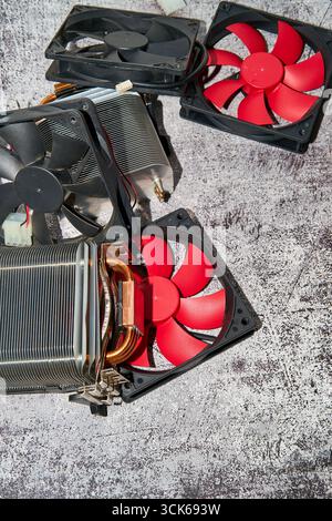 Dall'alto del raffreddatore CPU rosso d'epoca, chiamato anche ventola di raffreddamento per PC posizionata sulla superficie Foto Stock