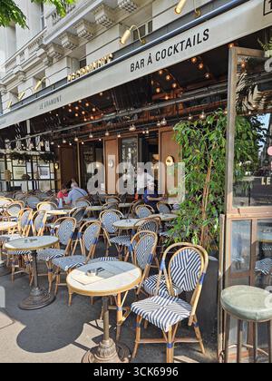 Parigi, Francia. 14 maggio 2025, caffè all'aperto parigino alla luce del sole con i clienti che si divertono Foto Stock