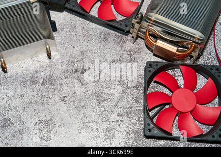 Dall'alto del raffreddatore CPU rosso d'epoca, chiamato anche ventola di raffreddamento per PC posizionata sulla superficie Foto Stock
