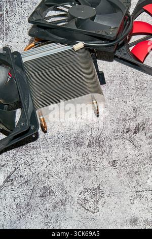 Dall'alto del raffreddatore CPU rosso d'epoca, chiamato anche ventola di raffreddamento per PC posizionata sulla superficie Foto Stock