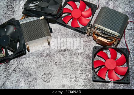 Dall'alto del raffreddatore CPU rosso d'epoca, chiamato anche ventola di raffreddamento per PC posizionata sulla superficie Foto Stock