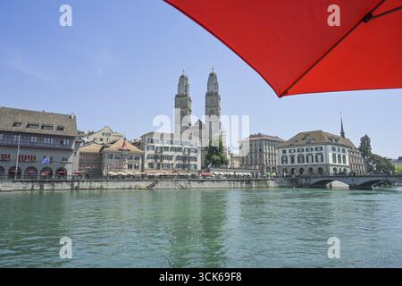 Fiume Limmat, città vecchia sulla riva destra del Limmat, Grossmuenster, Limmatquai, Niederdorf, Zurigo, Svizzera Foto Stock