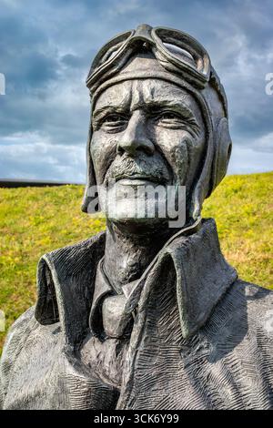 Un busto di bronzo dell'eroe della RAF, il maresciallo dell'aria Sir Keith Park (1892–1975) si trova al Battle of Britain War Memorial a Capel-le-Ferne, vicino a Folkestone Foto Stock
