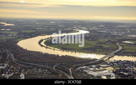 Vista aerea, riserva naturale di Uedesheimer Rheinbogen con inondazione sul fiume Reno e Fleher ponte dell'autostrada A46, con vista e cielo lontani, sur Foto Stock