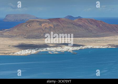 Caleta del Sebo sull'isola di la Graciosa da Mirador de Guinate, Isole Canarie, Spagna. Foto Stock