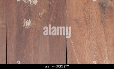 Vista ravvicinata delle tavole di legno con una finitura rustica, che mostra texture e motivi naturali. Foto Stock