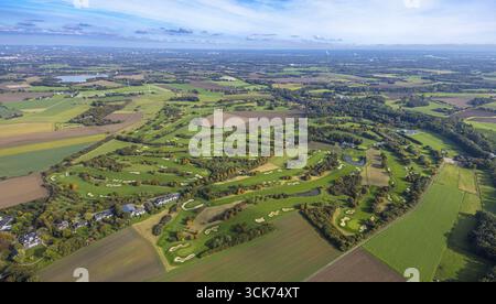 Vista aerea, campo da golf Golfclub Op de Niep, campo da golf e bunker di sabbia, vista distante e cielo blu con nuvole, Toenisberg, Kempen, zona della Ruhr, nord Foto Stock