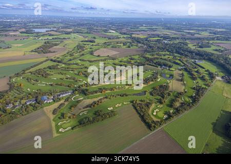 Vista aerea, campo da golf Golfclub Op de Niep, campo da golf e bunker di sabbia, vista distante e cielo blu con nuvole, Toenisberg, Kempen, zona della Ruhr, nord Foto Stock