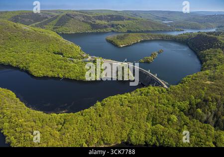Vista aerea, fiume Rur Urftsee, diga di Urfttalsperre, vista distante delle colline e delle valli della foresta Nordeifel National Park Eifel, Morsbach, Schleiden, Nort Foto Stock