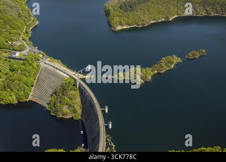 Vista aerea, fiume Rur Urftsee, diga di Urfttalsperre, vista distante delle colline e delle valli della foresta Nordeifel National Park Eifel, Morsbach, Schleiden, Nort Foto Stock