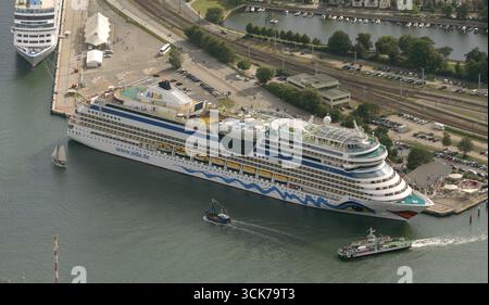 AIDA blu, nave da crociera, Rostock Hansesail, Warnemuende, Rostock, Mar Baltico, costa del Mar Baltico, Meclemburgo-Pomerania occidentale, Germania, Europa, antenna p Foto Stock