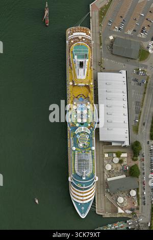 Ripresa verticale sul ponte solarium, AIDA blu, nave da crociera, Rostock Hansesail, Warnemuende, Rostock, Mar Baltico, costa del Mar Baltico, Meclemburgo-Vorpommern, G Foto Stock