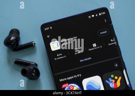 App Anteprima creativa visualizzata su uno smartphone su uno sfondo blu Foto Stock