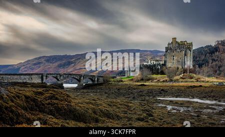 Castello di Eilean Donan sul Loch Duich a Donie, Scozia, Regno Unito Foto Stock