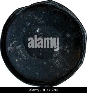 Vista dall'alto di un contenitore metallico rotondo, annerito, probabilmente utilizzato per cucinare o servire il cibo. Foto Stock