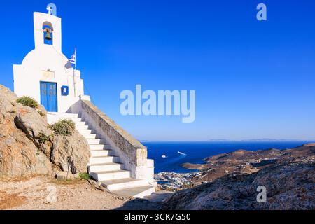 Vista della chiesa di Agios Konstantinos e della baia di Livadi in lontananza, Chora, Serifos Island, Cicladi, isole greche, Grecia Foto Stock